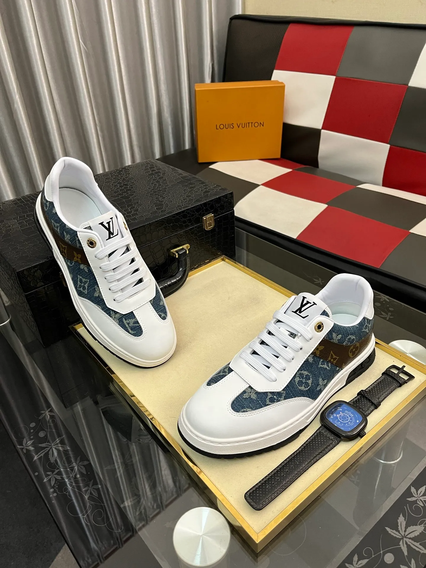 Men's shoes 💰400⌚️⌚️《Louis vuitton/LV Louis Vuitton》original quality.~ Unique modern style sneakers. 🏃A must-have casual shoe for trendy men😍😍 Original brand imported from Italy, imported original leather, cowhide lining (refuses to discolor and grind feet) sole: original sole provided by the original factory, French lazy style design ⚠️Fit to the feet, original quality, super comfortable original sole. Code number: 38-442️⃣Colors available